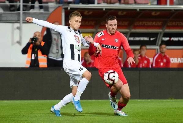 Rosice 28.09.2019 - domácí FC Zbrojovka Brno (červená) proti FC Hradec Králové