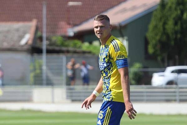 Fotbalisté Zlína (žlutomodré dresy) na hřišti ve Spytihněvi porazili slovenskou Žilinu 3:2.
