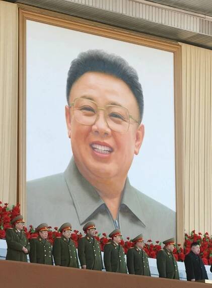 KLDR se klaní, posmrtně slaví sedmdesátiny Kim Čong-ila