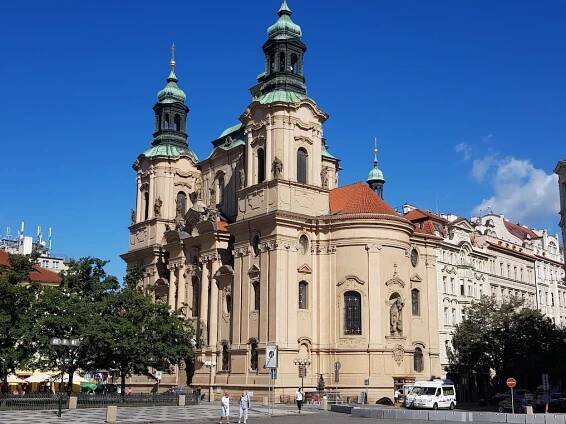 Barokní kostel svatého Mikuláše z 18. století na Staroměstském náměstí v Praze.