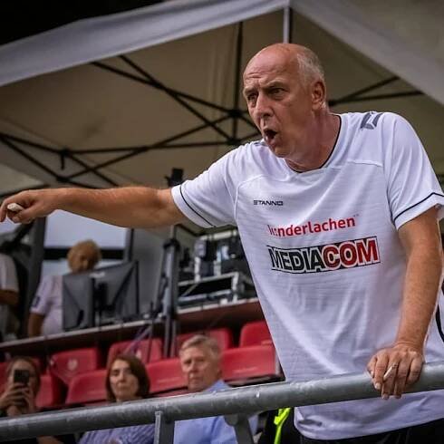 Mario Basler ledert gegen Augsburg-Coach Sandro Wagner und Bayern-Star