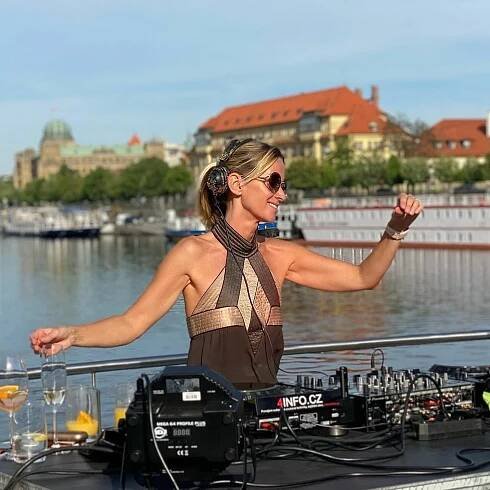 Sexy DJ Lucca (44): Po létě plném práce odpočinek v Alpách!