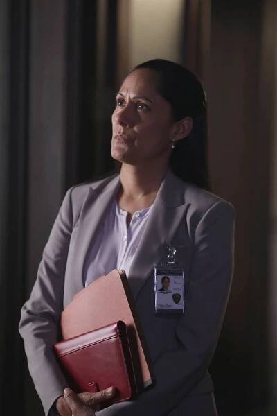 Ospalá díra - Série 2 - Kořen všeho zla - Z filmu - Sakina Jaffrey