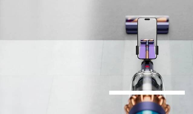 'Dyson CleanTrace auf dem Bildschirm eines iPhones in Verbindung mit dem kabellosen Staubsauger Dyson Gen5detect.