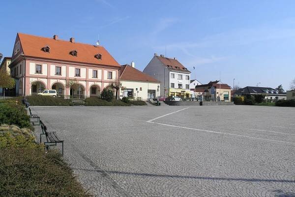 Soubor:Lysa nad Labem - Husovo namesti I.jpg – Wikipedie
