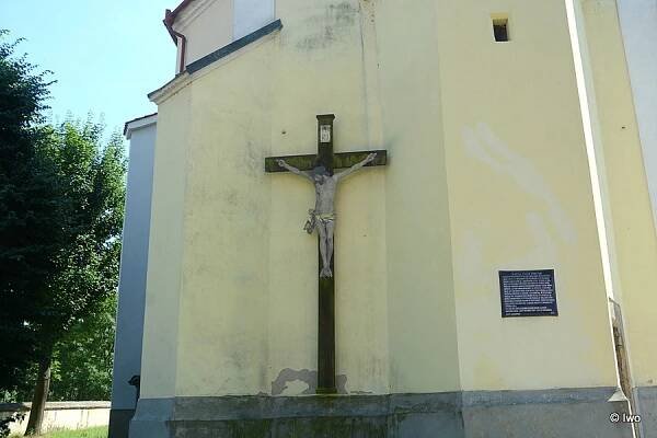 Kříž na fasádě věže kostela Všech svatých v Libochovicích