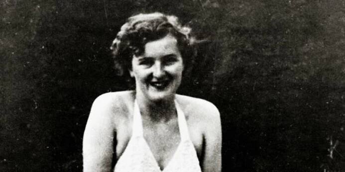 Eva Braunová v plavkách na snímku zřejmě z roku 1938.
