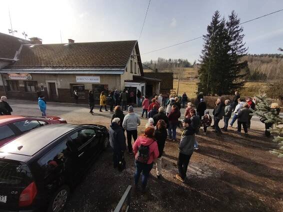 Nechtěli tam ani Vietnamci. Obec tak vybudovala obchod bez prodavaček