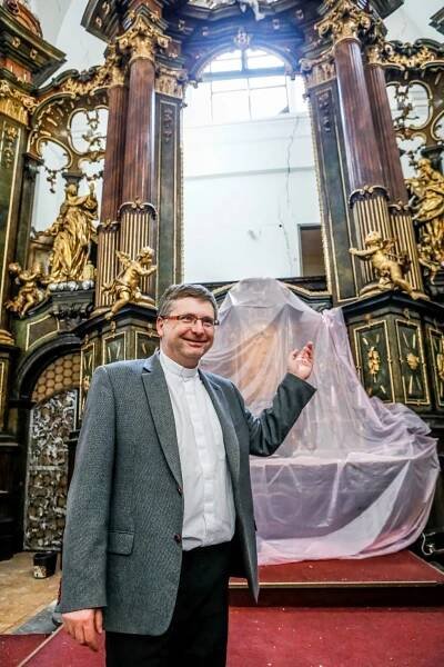 Zděšení v kostele sv. Maří Magdaleny v Brně: Jsou v něm velké trhliny, věž se odděluje