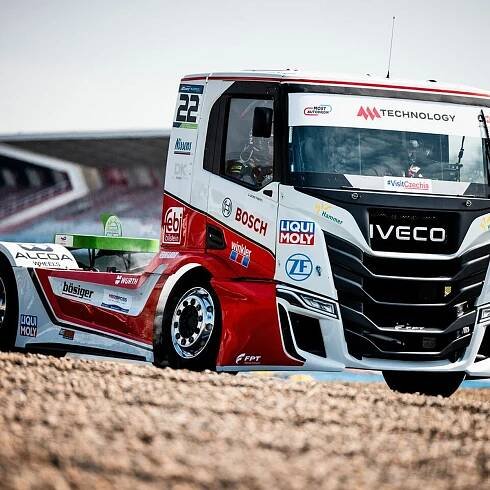 Martin Macík vymění písek za asfalt. V Mostě se postaví na start po boku truckových legend
