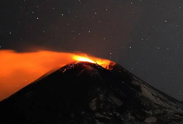 Majestátní Etna se probudila k životu a chrlí lávu. Nedalekou Katánii zasypal popel