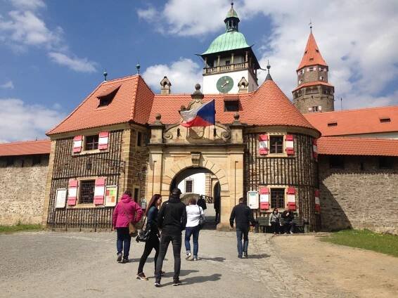 Na Bouzově vytlačují auta na placená stání. Jinak to nejde, brání se