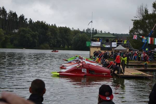 Závody motorových člunů: adrenalin pro závodníky, podívaná pro diváky