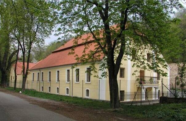 Knihovna ze mlejna: Ve Velkém mlýně v Libni otevírají novou knihovnu s kavárnou