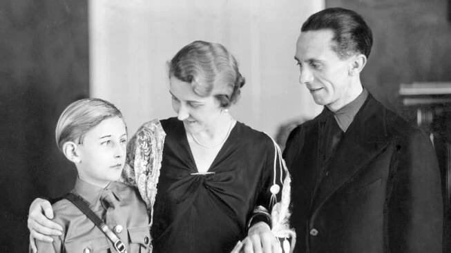 Magda se svým synem z prvního manželství Haraldem. Na snímku je i nevlastní otec Goebbels.