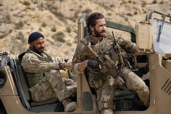 Dar Salim (left) as Ahmed and Jake Gyllenhaal (right) as Sgt. John Kinley in THE COVENANT