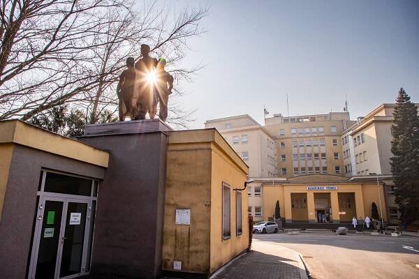 Razie v třinecké nemocnici: Sosnu obsadili policisté, odvedli ředitele Veverku