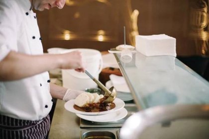 Růst cen obědů v restauracích se téměř zastavil. Ale i tak v Praze stojí přes dvě stovky
