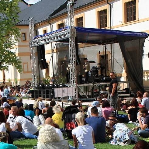 hudební vystoupení   na nádvoří a v zahradě