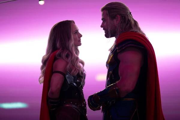 Dítě nezdravě fixované na své kladivo. Thor ve filmu prochází krizí středního věku