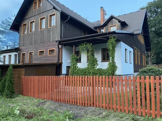 Když půjdete od nádraží, či pojedete z Ostružné – – Penzion Pacifik