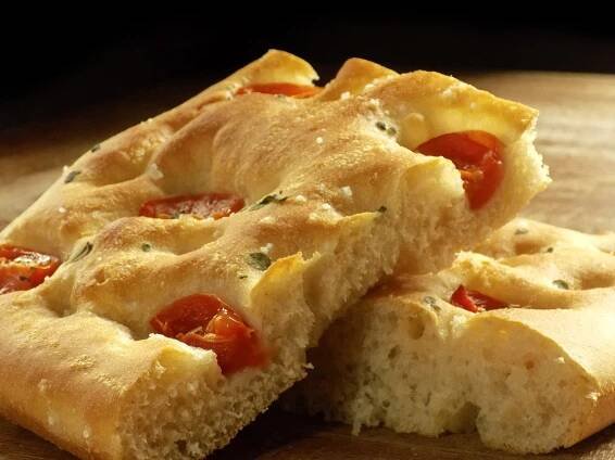 Brot mit Tomaten als Focaccia in Apulien