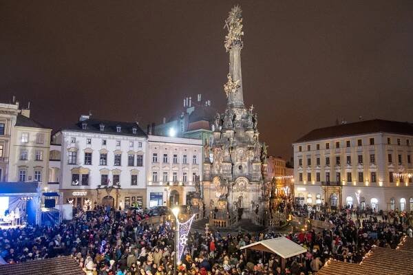 Obrazem: Stromeček svítí, vánoční trhy začaly - OLOMOUC.CZ