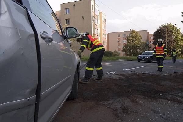 Osobák se rozdrtil o dodávku vyjíždějící z vedlejší