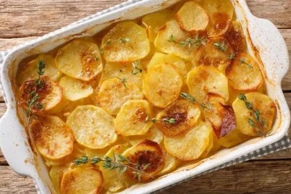 Jednoduchý bramborový koláč s tymiánem a glazurou z balzamika, který budete péct obden
