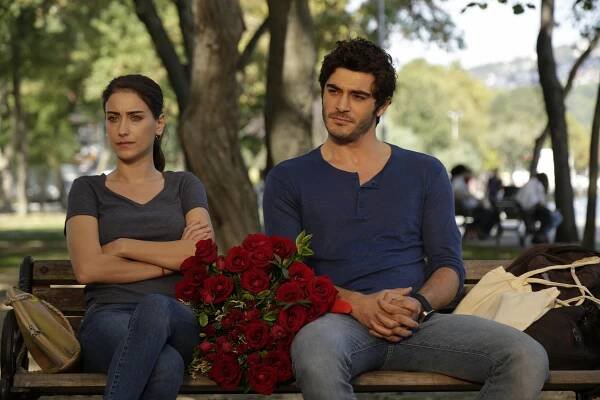 Bizim Hikaye - Episode 5 - Z filmu - Hazal Kaya, Burak Deniz