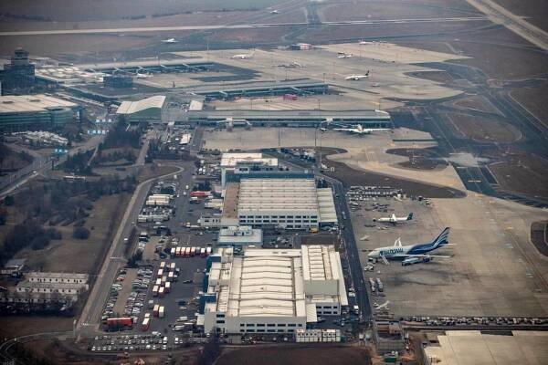 VIDEO: Takhle vichřice „zacvičila“ s letadlem při přistání. Německý Airbus měl v Ruzyni namále