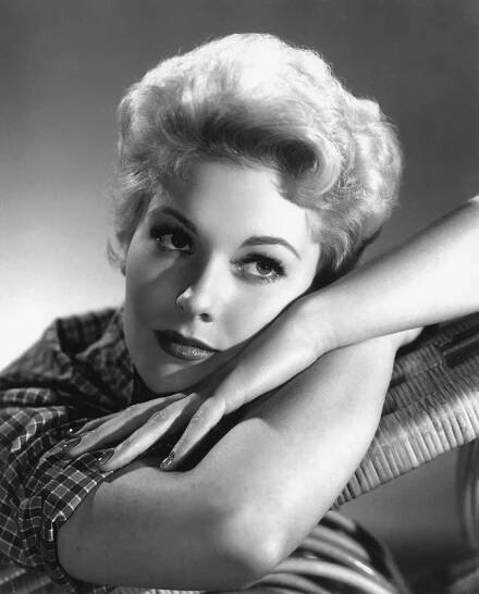 Hvězdu s českými kořeny ocenili Zlatým lvem v Benátkách: Kim Novak (92) dramaticky změnily plastiky. Rýpal do ní i Trump