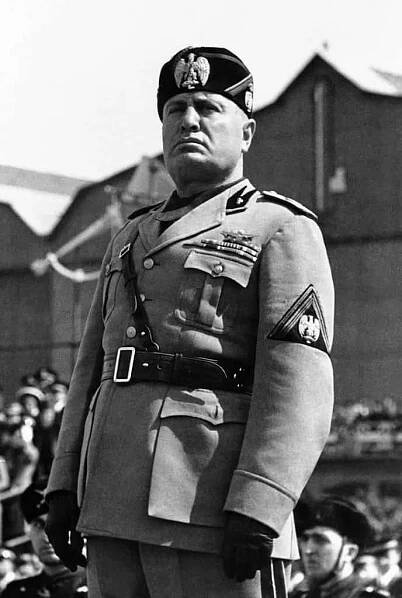 Hitler vs Mussolini – Temné totalitní dědictví Evropy: Rozdíl a srovnání