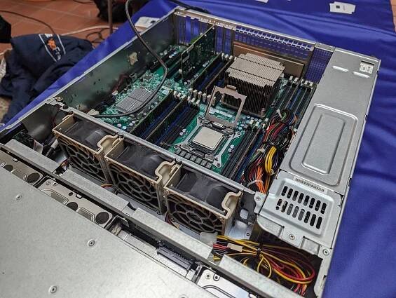 IPv6 v infrastruktuře, síť Meshtastic a serverová bezpečnost na LinuxDays