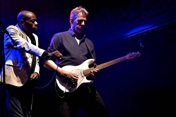  Mike + The Mechanics se proletěli pražskou Lucernou