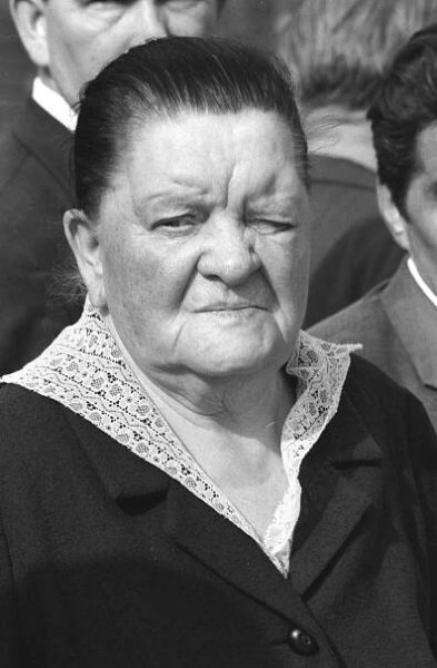 Marie Zápotocká v roce 1977 při odhalení pomníku jejího manžela.