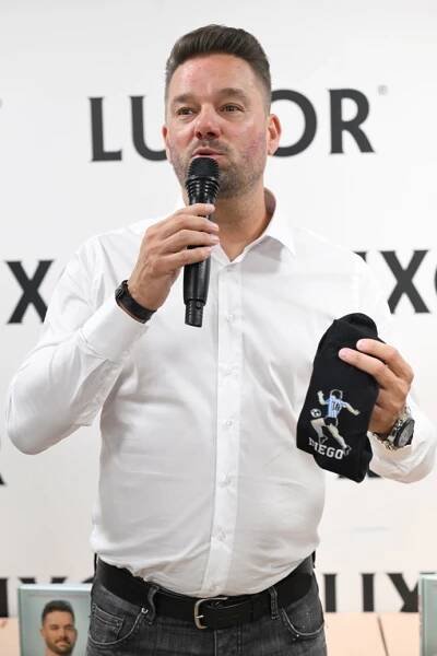 FOTO: Petr Švancara pokřtil svou novou knihu spolu s přáteli. – stránka 45