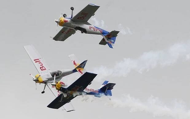 Memorial Air Show 2013: Peggy se během letu procházela po křídle