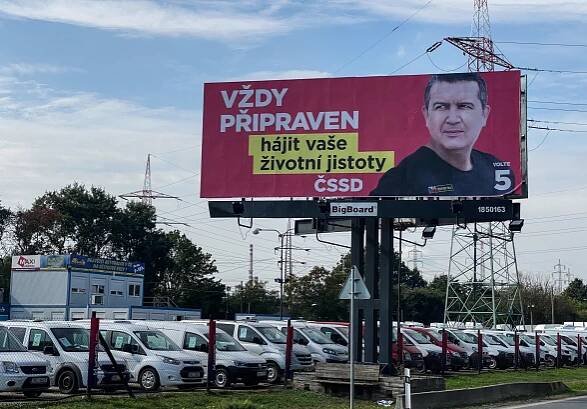 Výběr z médií: rychlejší víza pro experty, nemizící billboardy u silnic a investice do známek