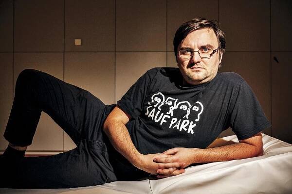 Veľký mystifikátor Daniel Majling prichystal zbierku falošných po - viedok Ruzká klazika. Veľmi originálny fejk.