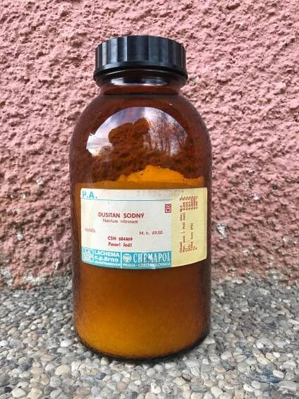 Dusitan sodný — Natrium nitrosum — NaNO2