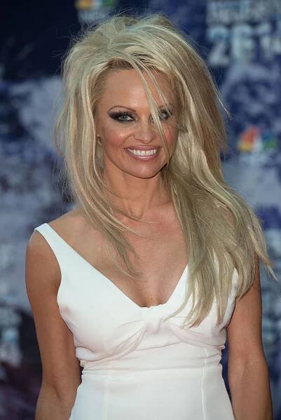 Pamela Anderson znovu a úplně jinak: Z nudné sexbomby je vkusná dáma. Přestala se líčit a píše básně