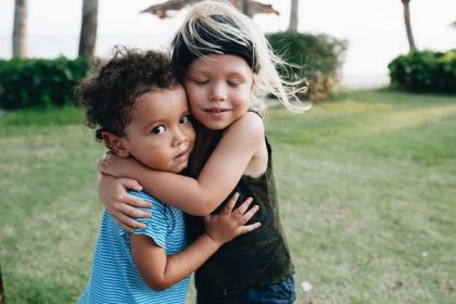 Фото двое детей обнимают друг друга