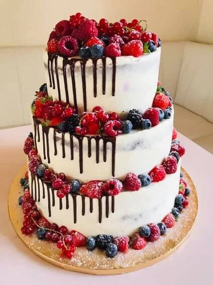Svatební dort bílý zdobený ovocem a čokoládovým vodopádem | Sisters' Café & Bistro | Svatba.cz | Cool wedding cakes, Luxury wedding cake, Buttercream cake