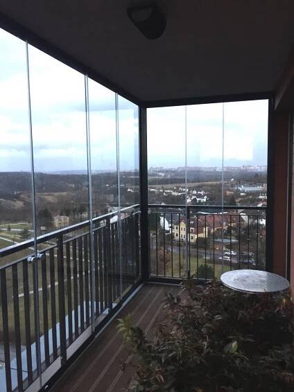 Zasklení lodžie Praha bezrámový Patio Move 270 cm