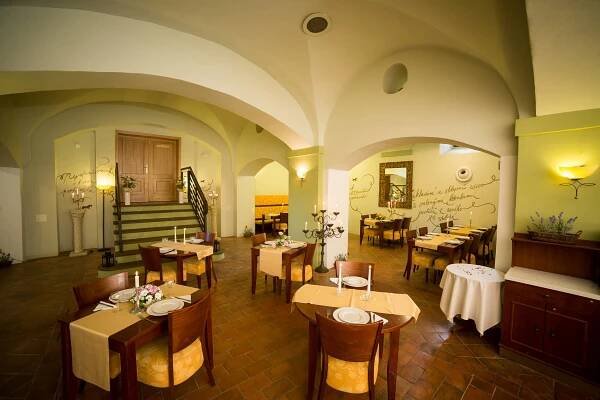 Zámecká restaurace Ctěnice, Vinoř, Praha 9 | Zomato