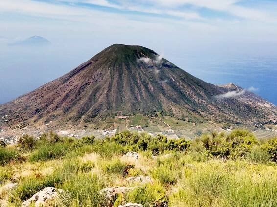 Ostrov Salina při pohledu z nejvyššího vrcholu Monte Fossa delle Felci