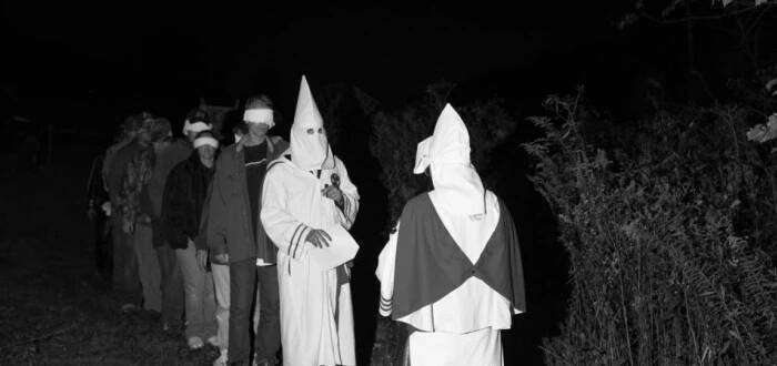 Ku-klux-klan funguje dodnes, byť se změnil k nepoznání. Z jeho historie bychom se měli poučit