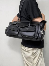 Černá kožená kabelka s kapsami