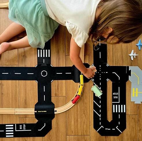 TODDLEROAD 2201 ŽELEZNIČNÍ PŘEJEZD S DOPLŇKY - flexibilní silnice - 8 silikonových puzzle dílů - Eduhracky.eu